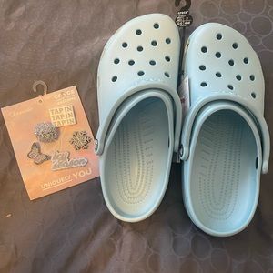 I am selling the saweetie collab Crocs with charms in men’s size 9.